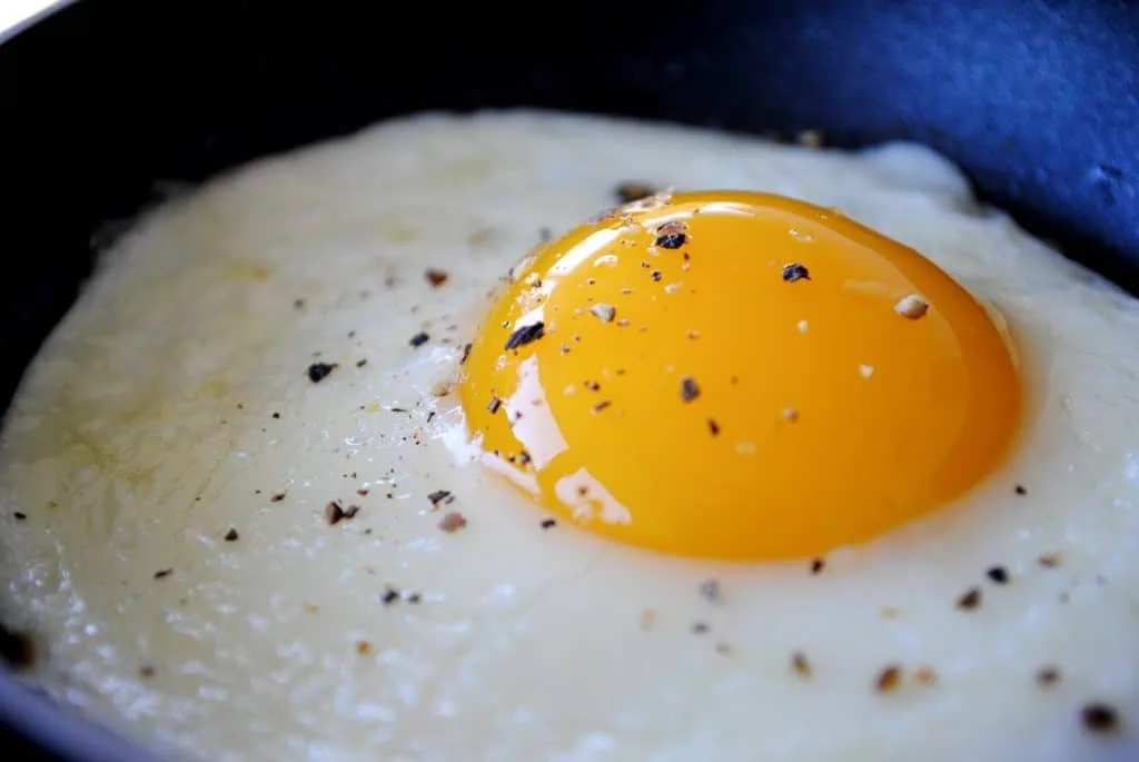 Lebih Bahaya Mana? Telur Mentah atau Telur Setengah Matang?